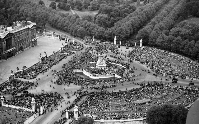 VE Day Buckingham Palace