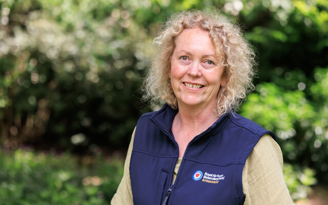 Ann smiling in Fund gillet outdoors in greenery