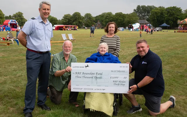 Personnel and veterans holding cheque