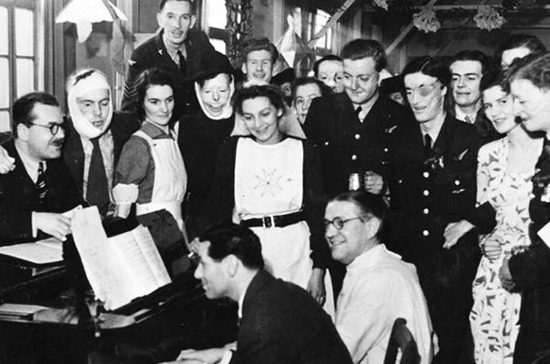 Pianist entertains Guinea Pigs at Queen Victoria Hospital, East Grinstead (Copyright: East Grinstead Museum)