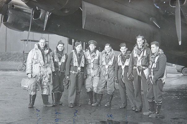 John Bell (second from right) and his crew, December 1943. Photograph taken from D-Day Bomber Command Failed to Return published by Fighting High www.fightinghigh.com.