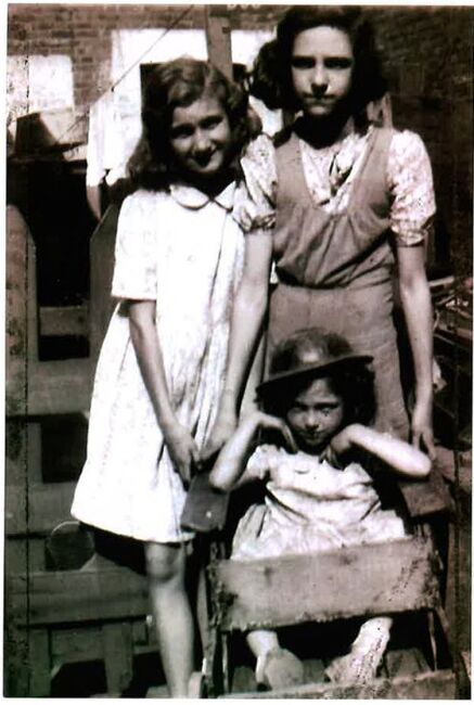 Maureen Hyatt with sisters black and white taken in ww2