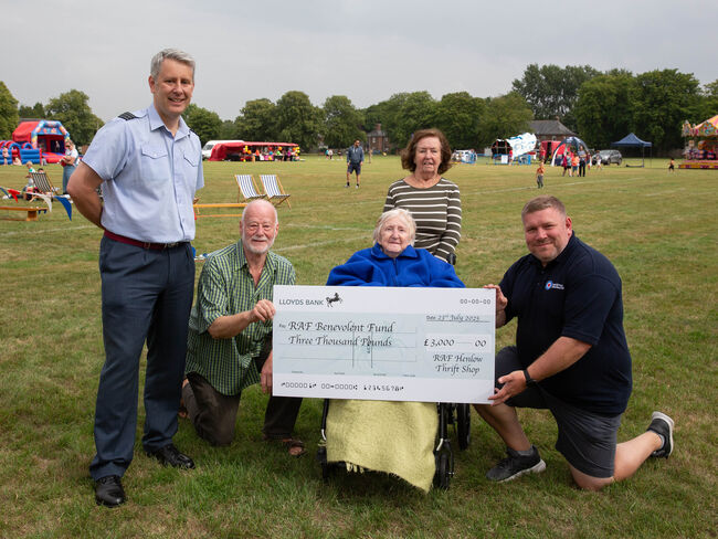 Personnel and veterans holding cheque