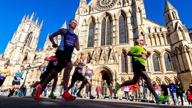 Runners at the Lincoln 10k in front of the Cathedral