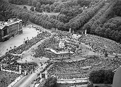 VE Day crowds gather outside Buckingham Palace